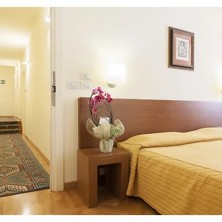 Palazzo Guiderocchi 4* אסקולי פיצ'נו